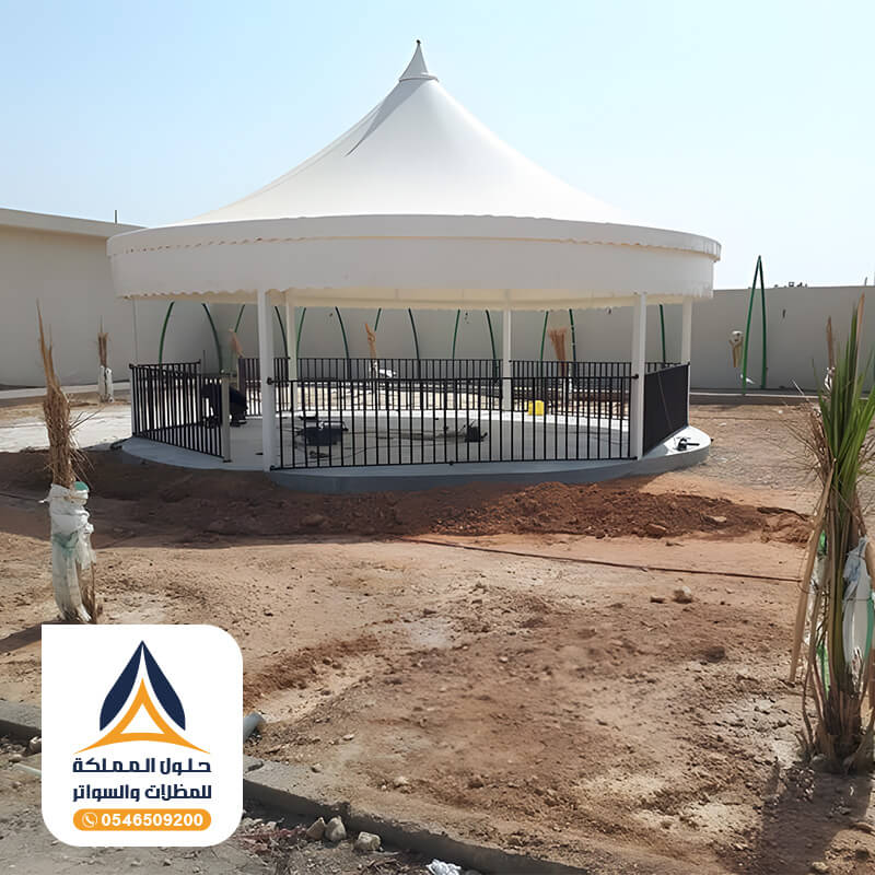 مظلات هرمية المدينة